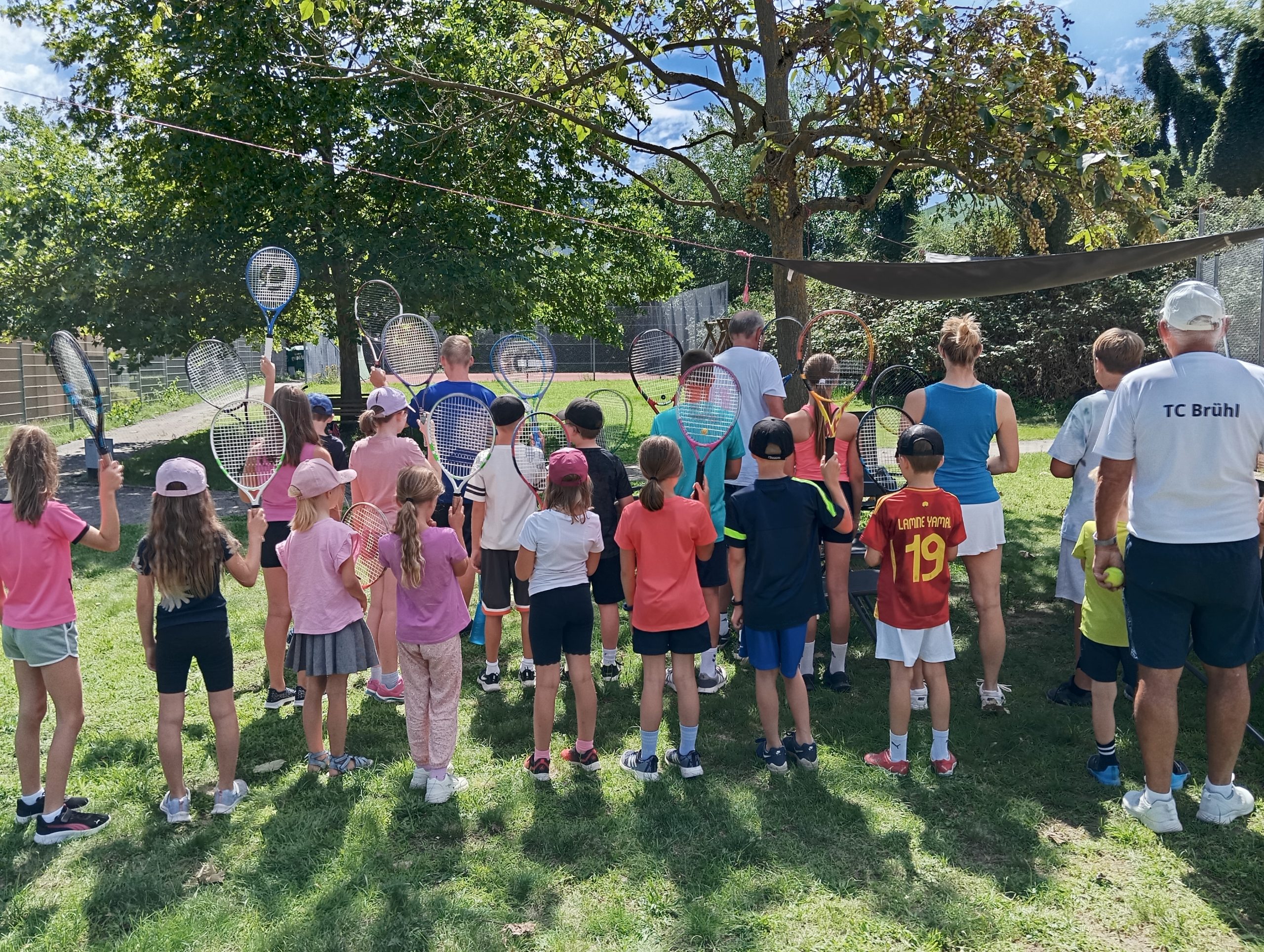 Kinder beim Tennistraining des TC Brühl