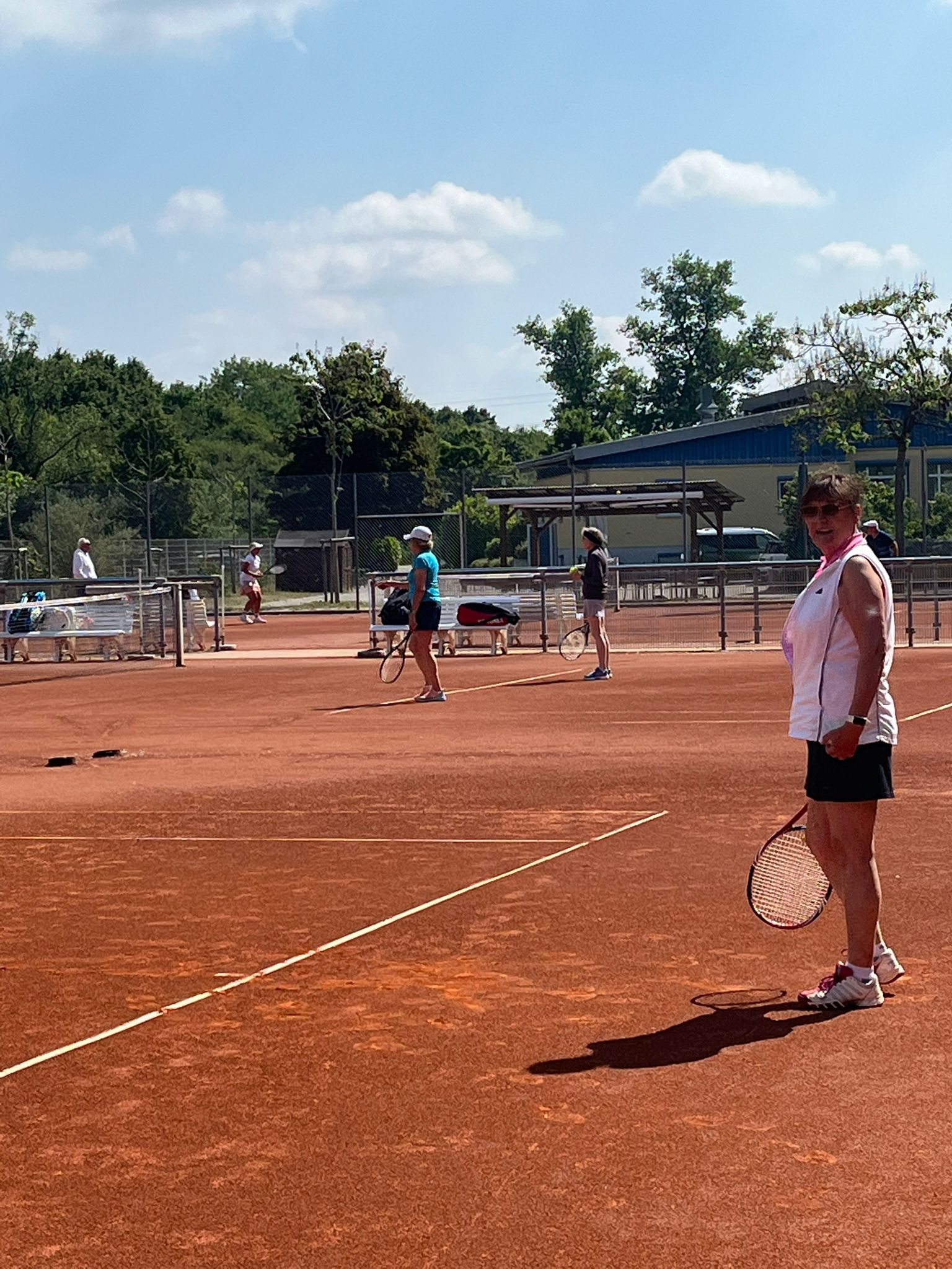 Tennisspieler auf den Sandplätzen des TC Brühl